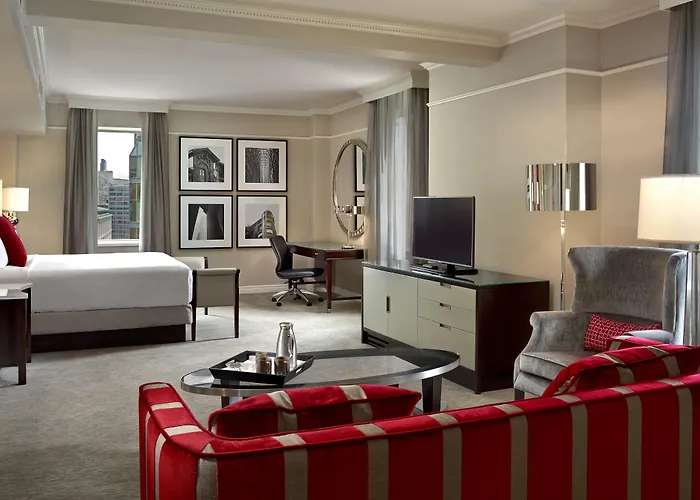 Motel: The Omni King Edward Hotel