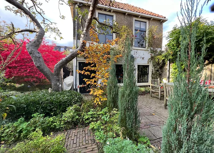 Cabine: Apple Tree Cottage - Charming Home At Beautiful Canal In Our Idyllic Garden