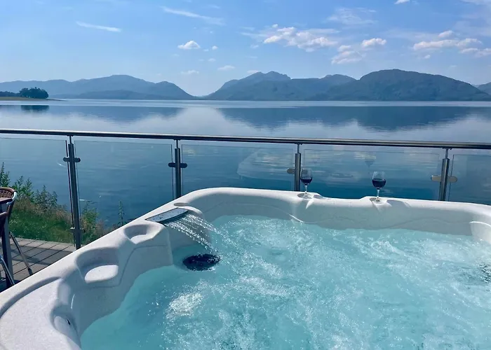 Loch Linnhe Waterfront Lodges With Hot Tubs