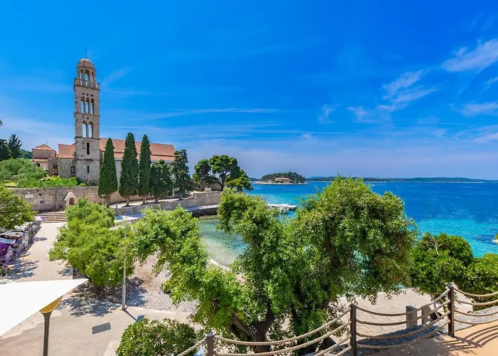 Resort: Beach Bay Hvar Hotel