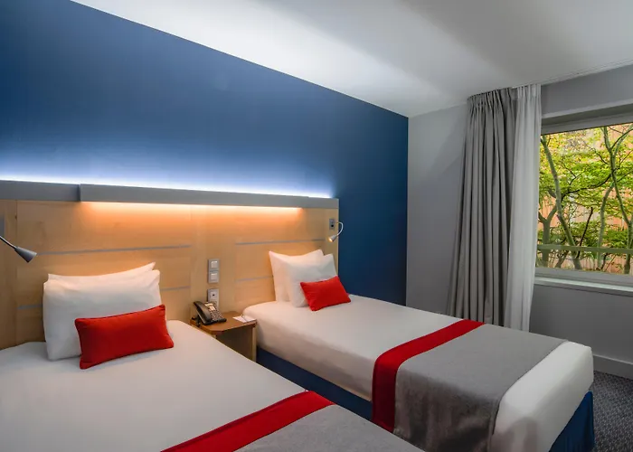  Holiday Inn Express Paris-Canal De La Villette By Ihg