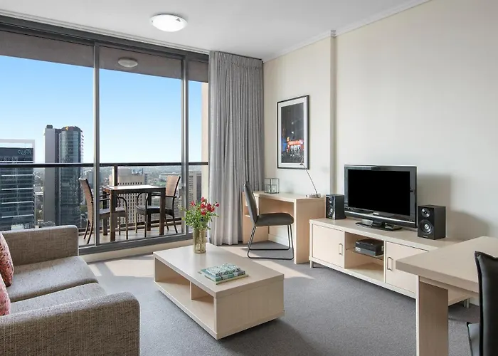 Hotel with pool: Oaks Brisbane On Charlotte Suites