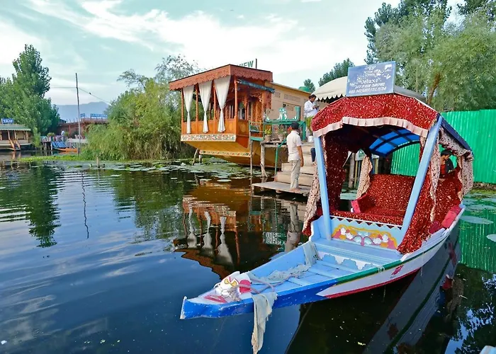 Family Friendly Hotels Green View Group Of Houseboats
