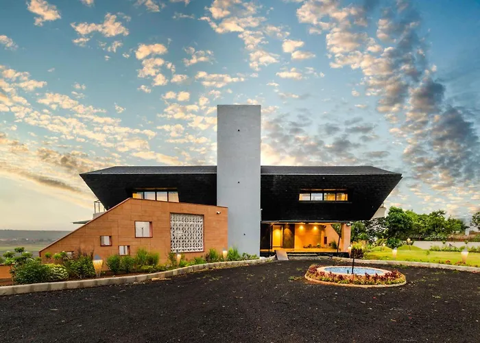 Pool Villa: Pearl Lakeview Mansion: Luxurious Lakeside Villa with Infinity Pool and Entertainment