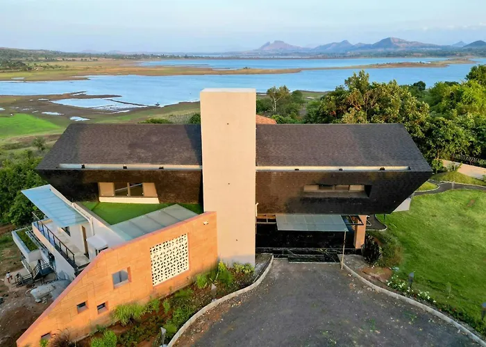 Pool Villa: Pearl Lakeview Mansion: Luxurious Lakeside Villa with Infinity Pool and Entertainment