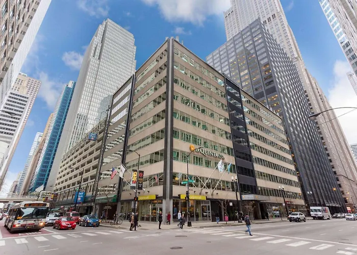 Jacuzzi hotel: La Quinta Inn & Suites By Wyndham Chicago Downtown