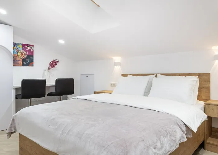 Hotel near College: Theatre Boutique Apartments
