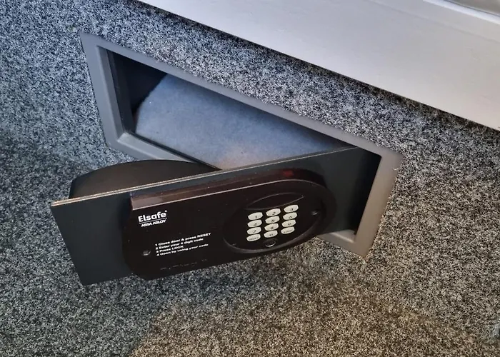 Hotel: Check Inn Hotel