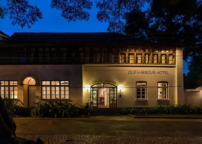 Hotel near College: Old Harbour Hotel