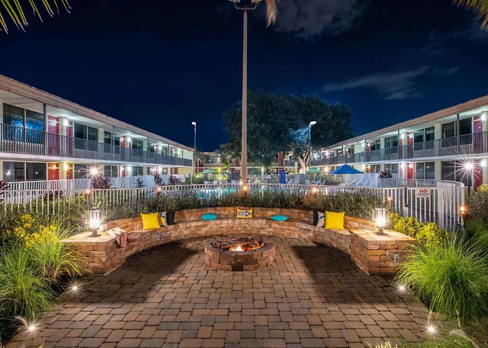 Ramada By Wyndham Kissimmee Gateway - Free Theme Park Shuttle