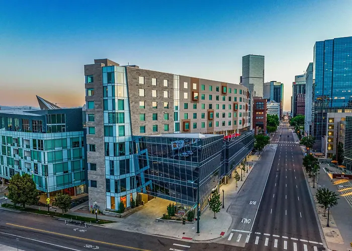 Jacuzzi hotel: The Art Hotel Denver, Curio Collection By Hilton