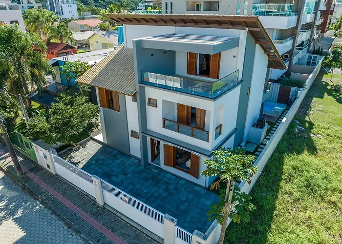 192 - Casa luxo com 5 suítes e piscina aquecida