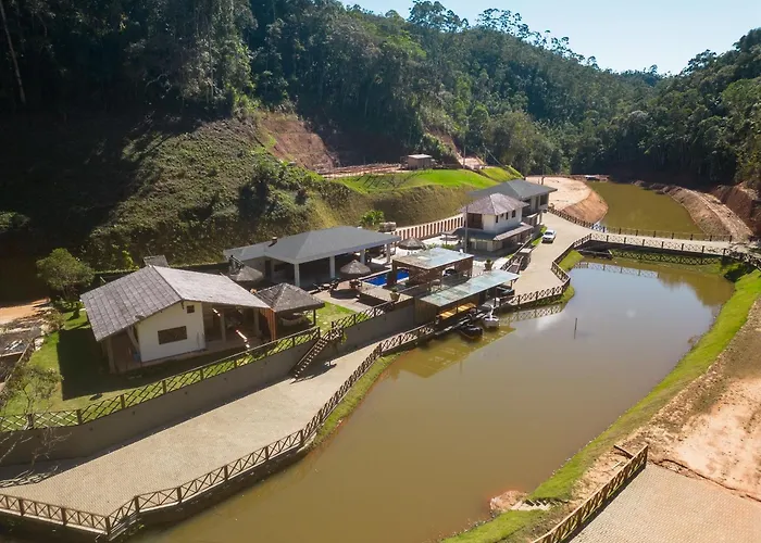 Sítio Cinco Folhas, recanto com vista pra montanha