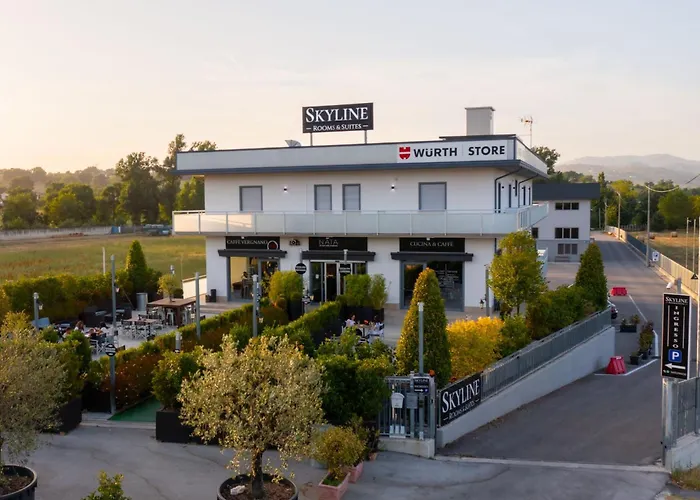  Skyline Rooms & Suites
