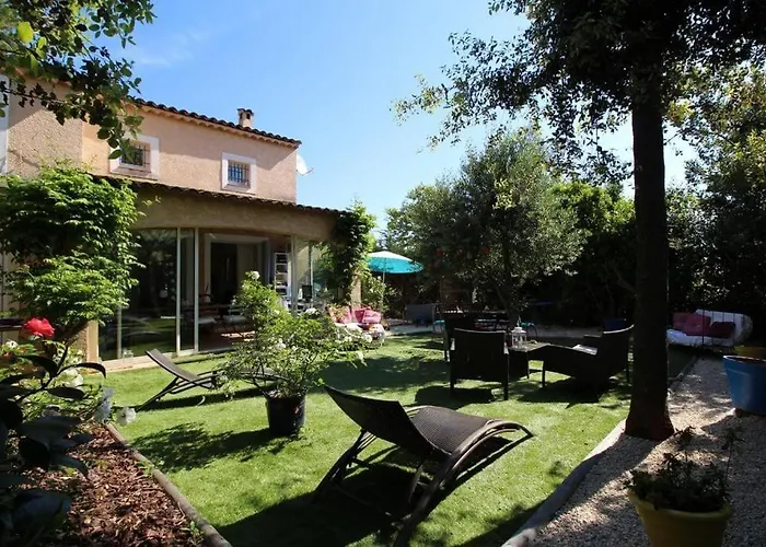 Dans Le Domaine Prive Val D'Azur Avec Piscine