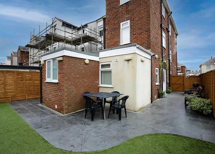 Arnside - Spacious 10-Bedroom Seaside Cottage