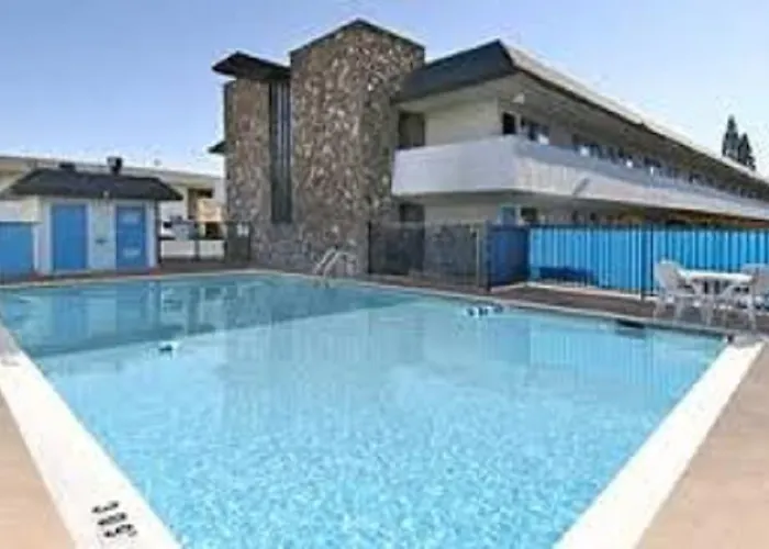 Beach hotel: University Inn