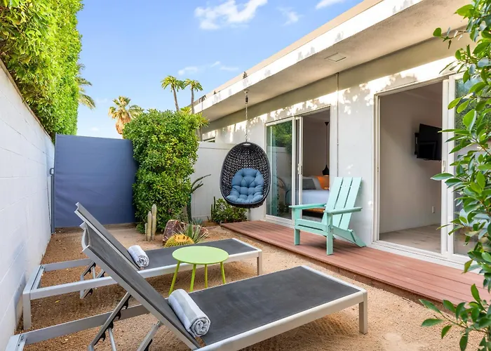 Hotel with view: The Weekend Palm Springs