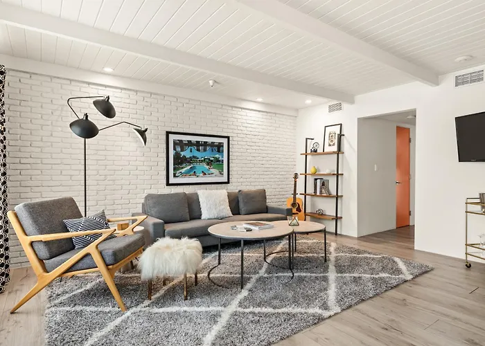 Hotel with view: The Weekend Palm Springs