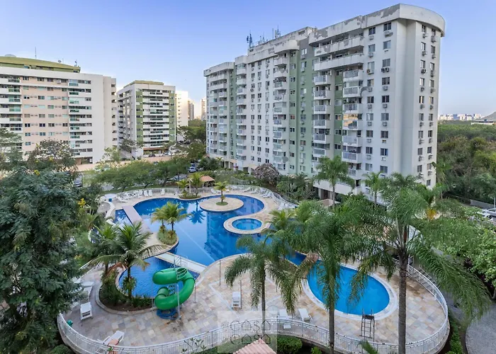 Vila: 2 QUARTOS a 200m RIOCENTRO em CONDOMINIO com PISCINA, Estacionamento e Portaria 24h - Area de LAZER tambem para CRIANCAS - Wi-Fi 120mbps e Cozinha Completa