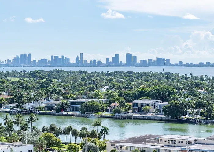 Beach hotel: Global Luxury Suites At Monte Carlo