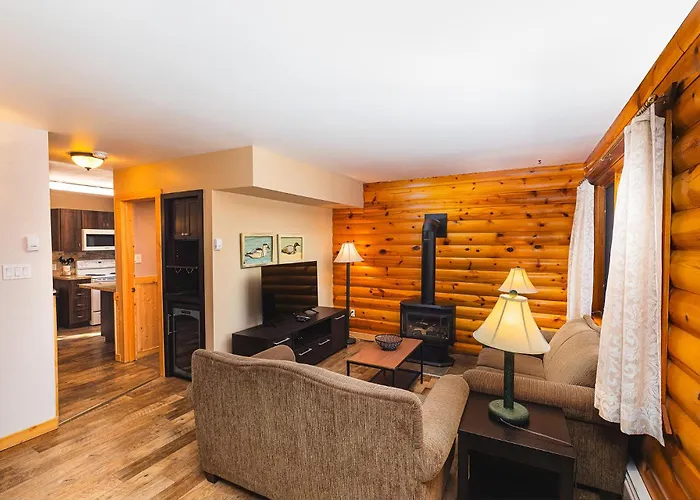 Hotel near College: Overlander Mountain Lodge