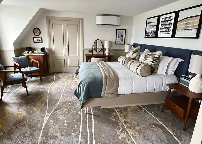 Cheap hotel: The White Horses By Everly Hotels Collection