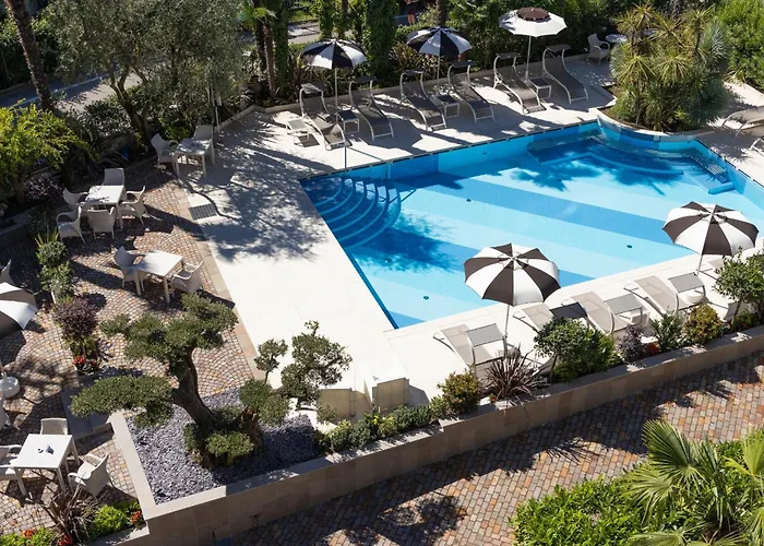 Hotel Con Piscina Garda - Tonellis