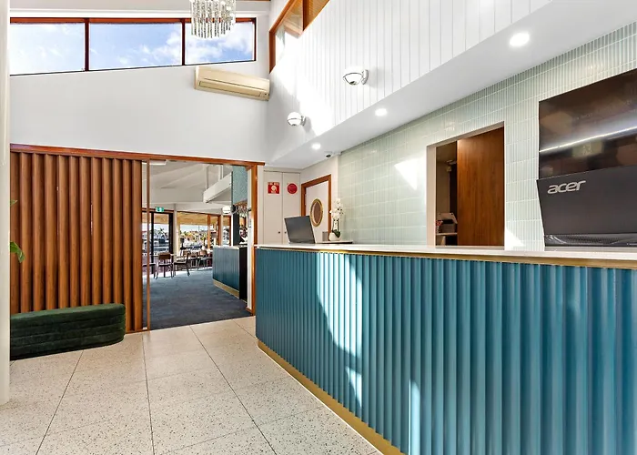 Luxury hotel only: Marina Hotel