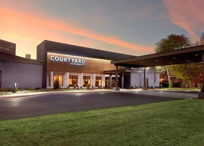 Hotel with pool: Courtyard Charlotte Southpark