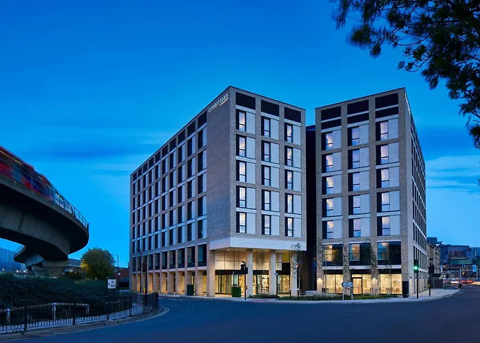  Courtyard By Marriott London City Airport