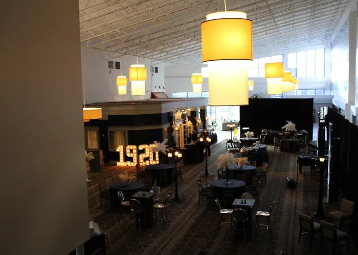 Hotel with Tennis: Wyndham Flint Mi Grand Blanc Bishop Airport Conference Ct
