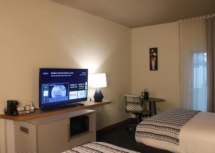 Hotel with Tennis: Wyndham Flint Mi Grand Blanc Bishop Airport Conference Ct