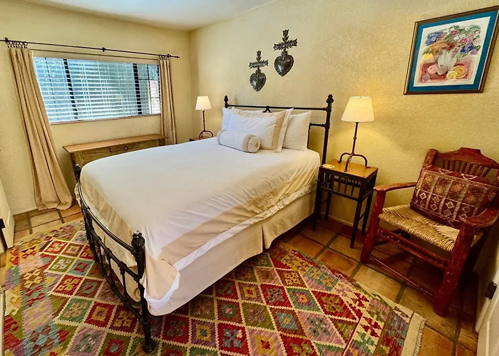 Hotel with pool: Blue Iguana Inn