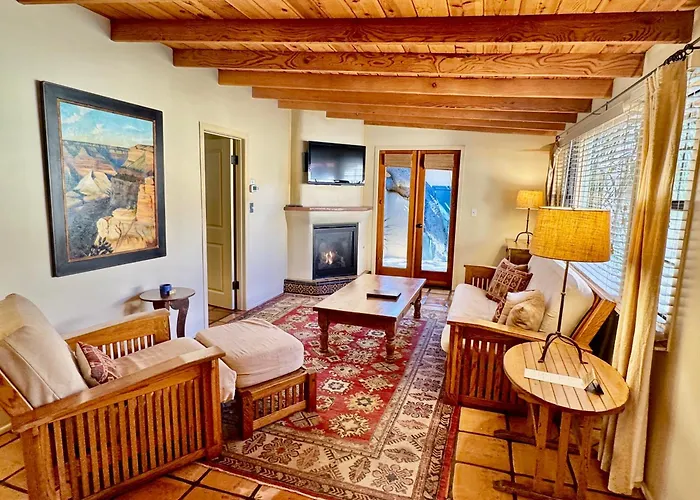 Hotel with pool: Blue Iguana Inn