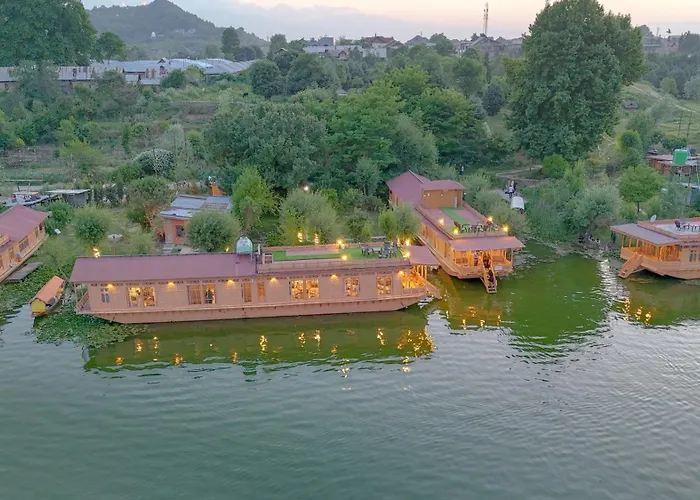 Peacock Houseboats