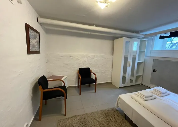 Airport Hotel: M18