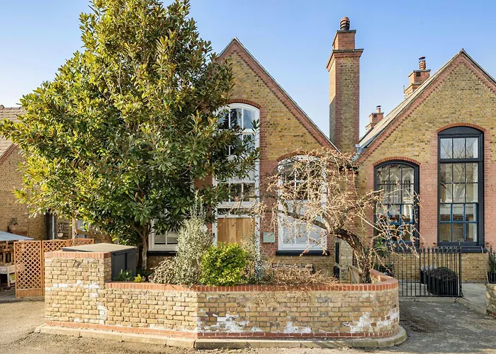 Schoolbell Mews Full 3 Bedroom 2 Bathroom Architect Designed Mews House Fabulous Bow, Victoria Park Location