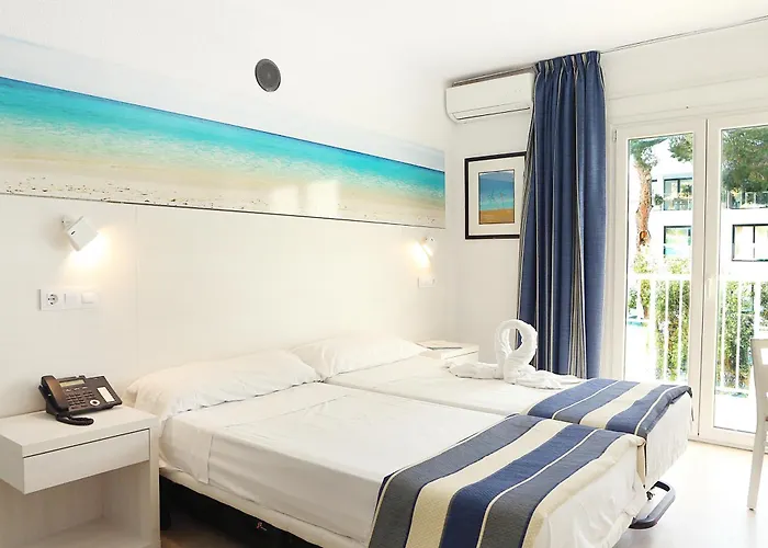 Hotel with pool: Hotel Cassandra