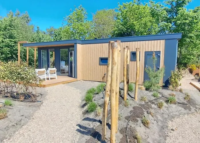 Beachvibe huisje met zandtuin vlakbij zee VP091