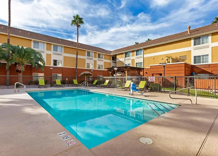 Hotel with pool: Extended Stay America Suites - Phoenix - Biltmore