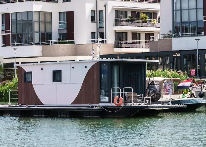 Reve flottant pour amoureux Houseboat Black et White Sauna