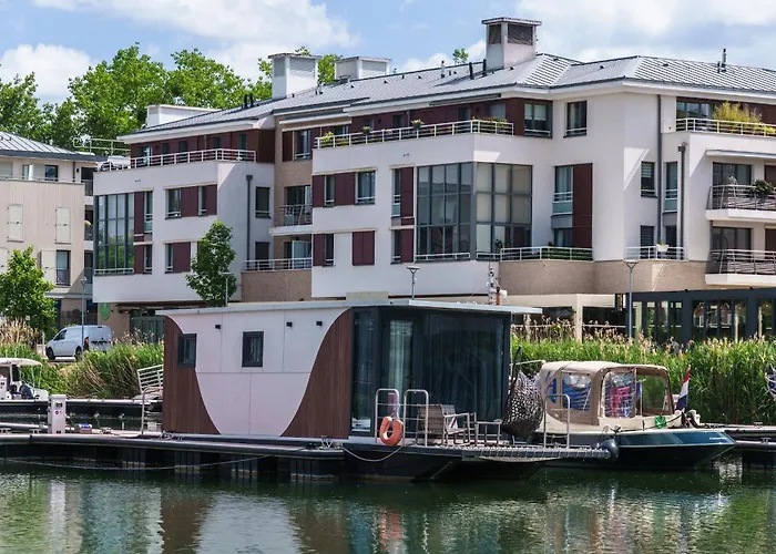 Reve flottant pour amoureux Houseboat Black et White Sauna