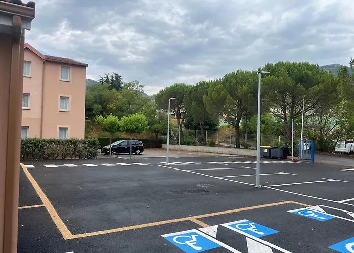 Brit Hotel Essentiel Millau
