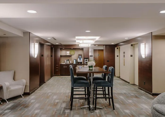 Beach hotel: River Hotel