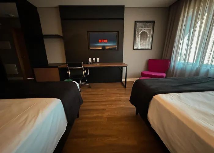 Hotel com piscina: Quartos no QS Marista