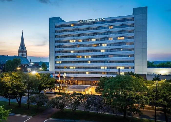 Hotels with pool Crowne Plaza Knoxville Downtown University By Ihg