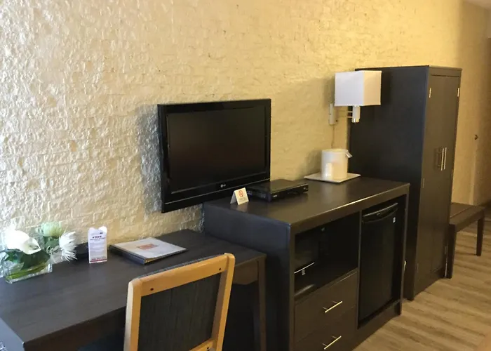 Hotel: Econo Lodge Metro