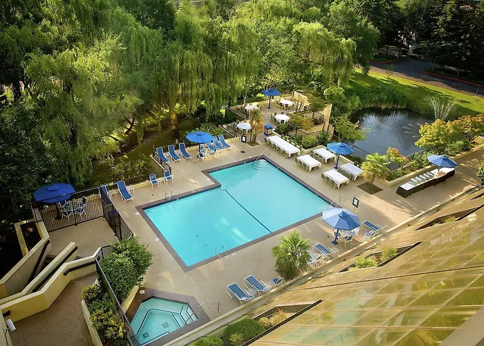 Hotels with pool Hilton Bellevue