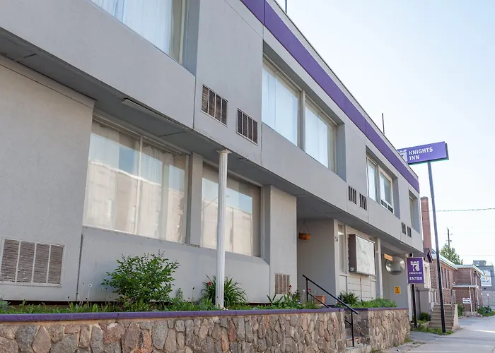 Hotel near College: Knights Inn North Bay